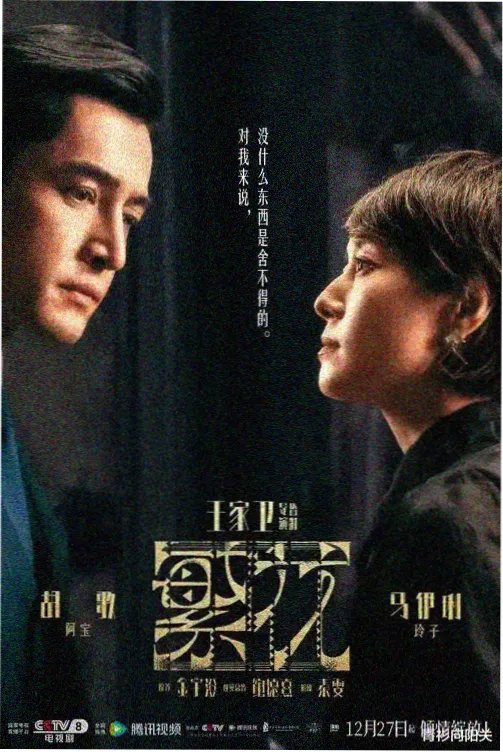 单元剧的呼吸感架位封面，深棕木质货架与雾紫色唱片标签